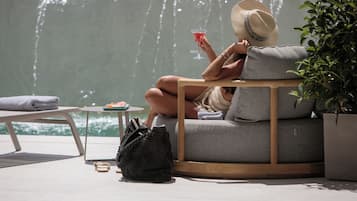 Una piscina al aire libre de temporada