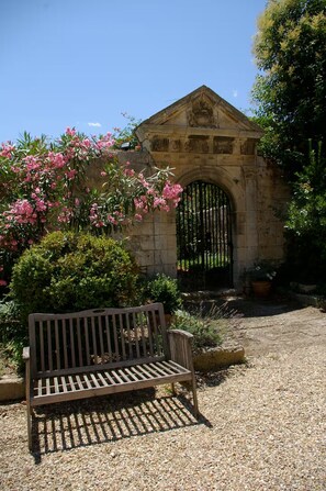 Property grounds - Château de Panisse (Tarascon)