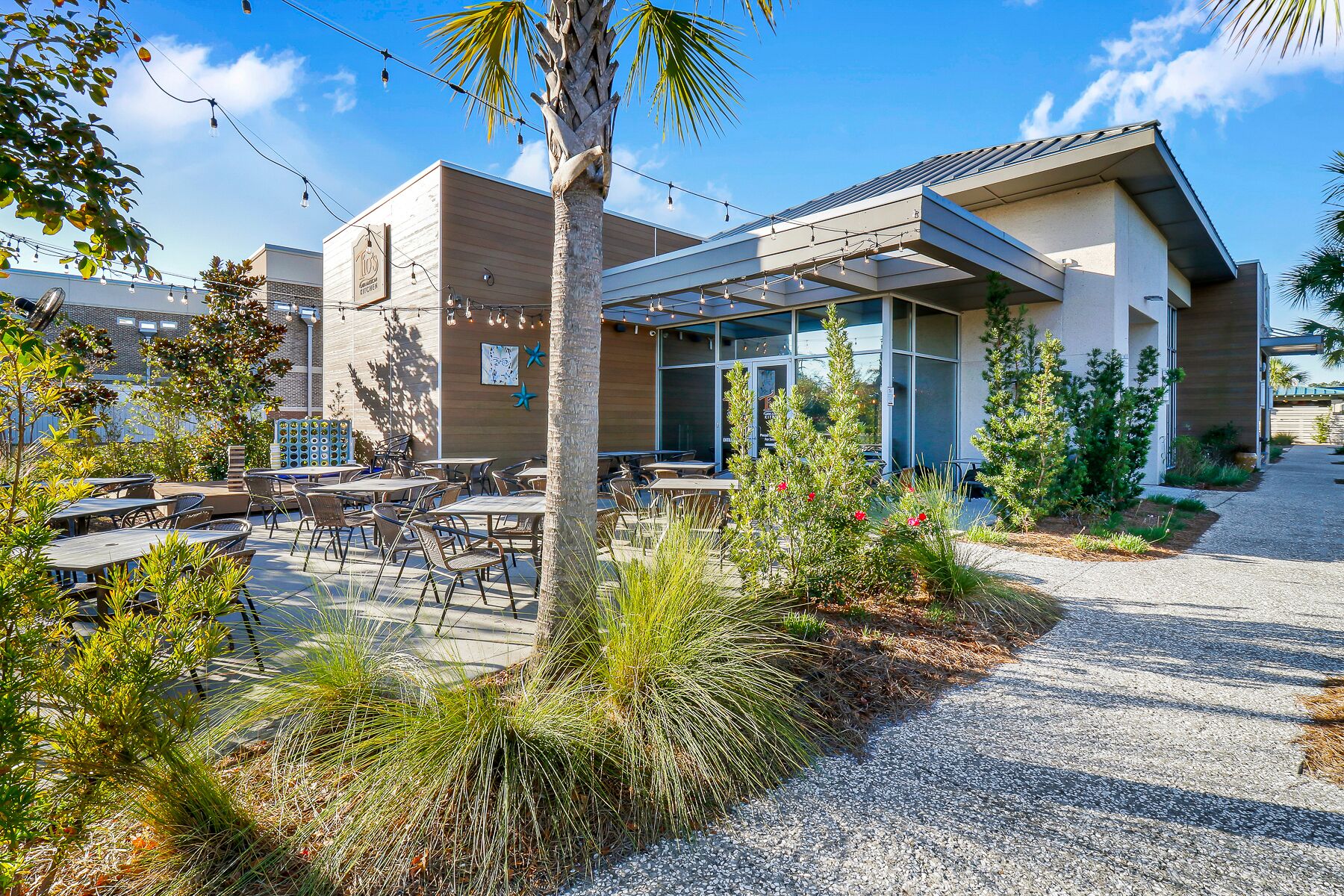 Un bâtiment moderne doté d’une terrasse extérieure et d’un patio couvert.
