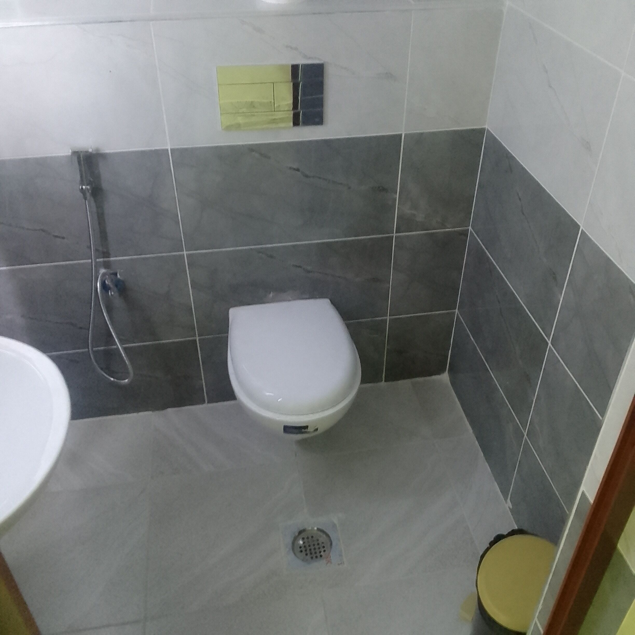 Un baño pequeño con inodoro, ducha y lavabo.