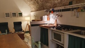 Kaffetrakter/tekoker, kjøleskap, mikrobølgeovn og ovn
