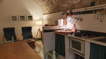 Frigorifero, microonde, forno, piano cottura