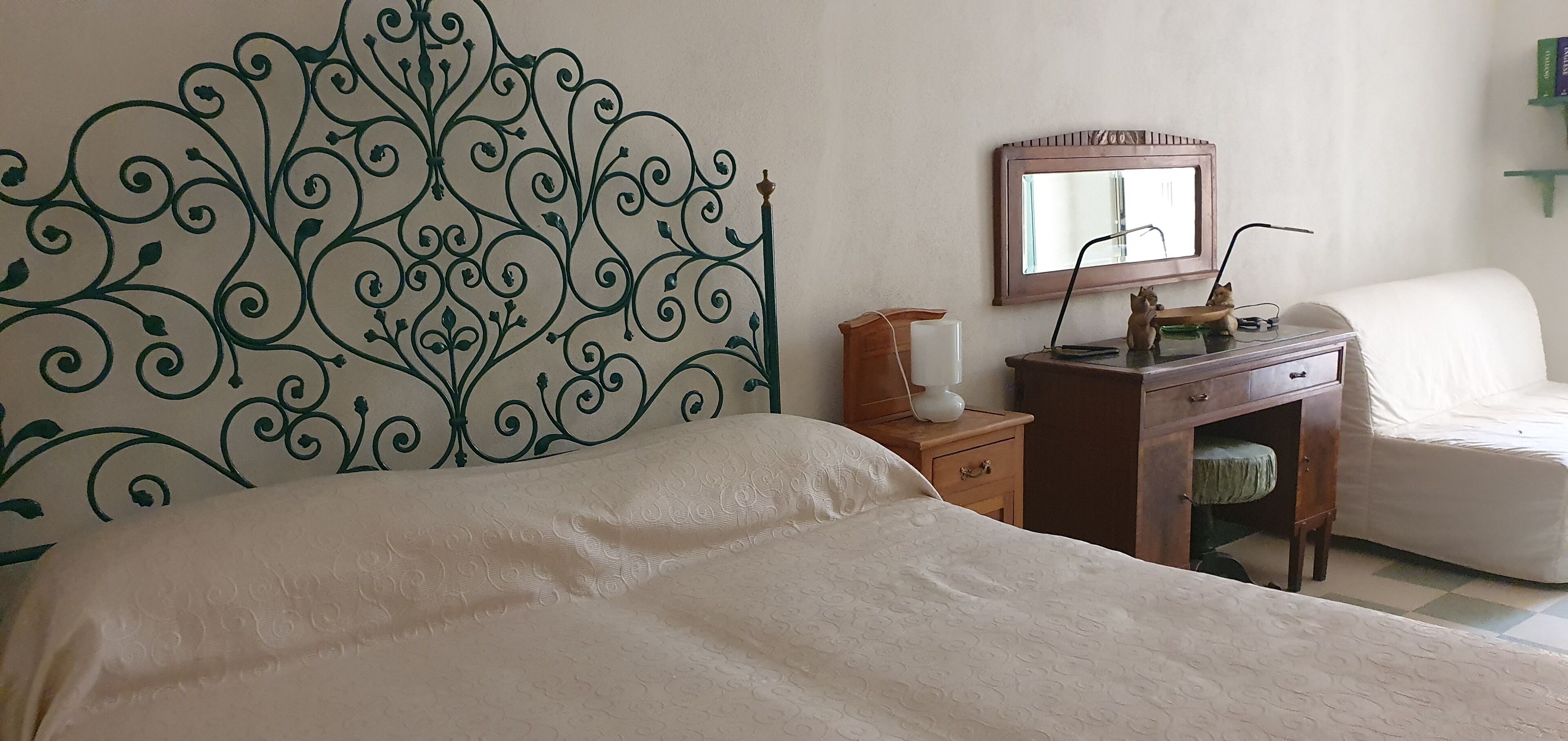 2 camere, una scrivania, ferro/asse da stiro, culla da viaggio