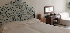 2 chambres, bureau, fer et planche à repasser, lit de bébé portatif