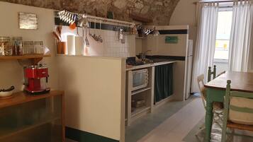 Geladeira, micro-ondas, fogĂŁo, cooktop
