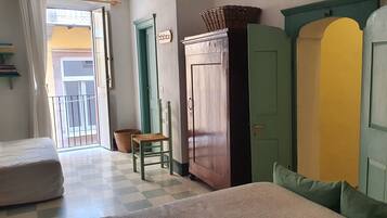 2 quartos, escrivaninha, ferros/tábuas de passar roupa, berço de viagem