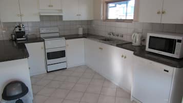 Microondas, horno, lavavajillas y tostadora