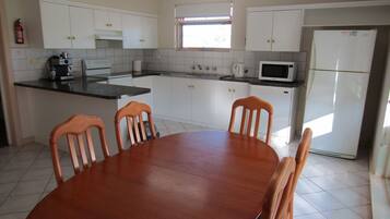 Micro-ondes, four, lave-vaisselle, grille-pain