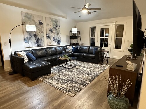 Work/Play at this Peaceful Retreat: 10 min.to SBU & 20 min to Stockton Lake