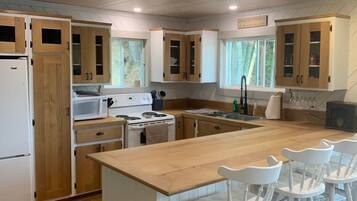 Jääkaappi, astianpesukone, talouspaperi