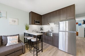 Kühlschrank, Mikrowelle, Herdplatte, Wasserkocher mit Kaffee-/Teezubehör