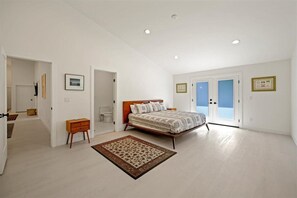 3 bedrooms, desk, iron/ironing board, free WiFi