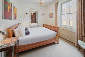 2 habitaciones, escritorio y tabla de planchar con plancha 