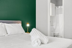 2 habitaciones, escritorio, tabla de planchar con plancha y wifi gratis