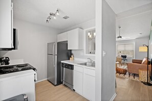 Een koelkast, een microgolfoven, een oven, een kookplaat