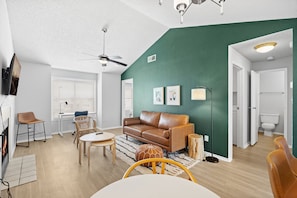 Smart TV, fireplace - Comfy BoHo 2BD Apt | Cedar Park/North Austin (Austin)