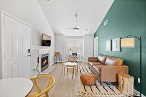 Smart TV, fireplace - Comfy BoHo 2BD Apt | Cedar Park/North Austin (Austin)