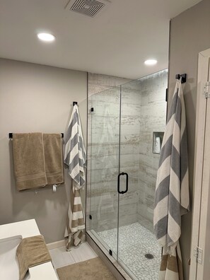 Toallas, jabón, papel de baño