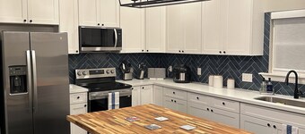 Elegant large front porch home only minutes away from both the Port & Seawall