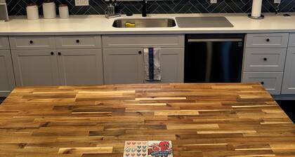 Elegant large front porch home only minutes away from both the Port & Seawall