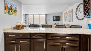 Una cocina moderna con armarios de madera oscura y encimera de granito.