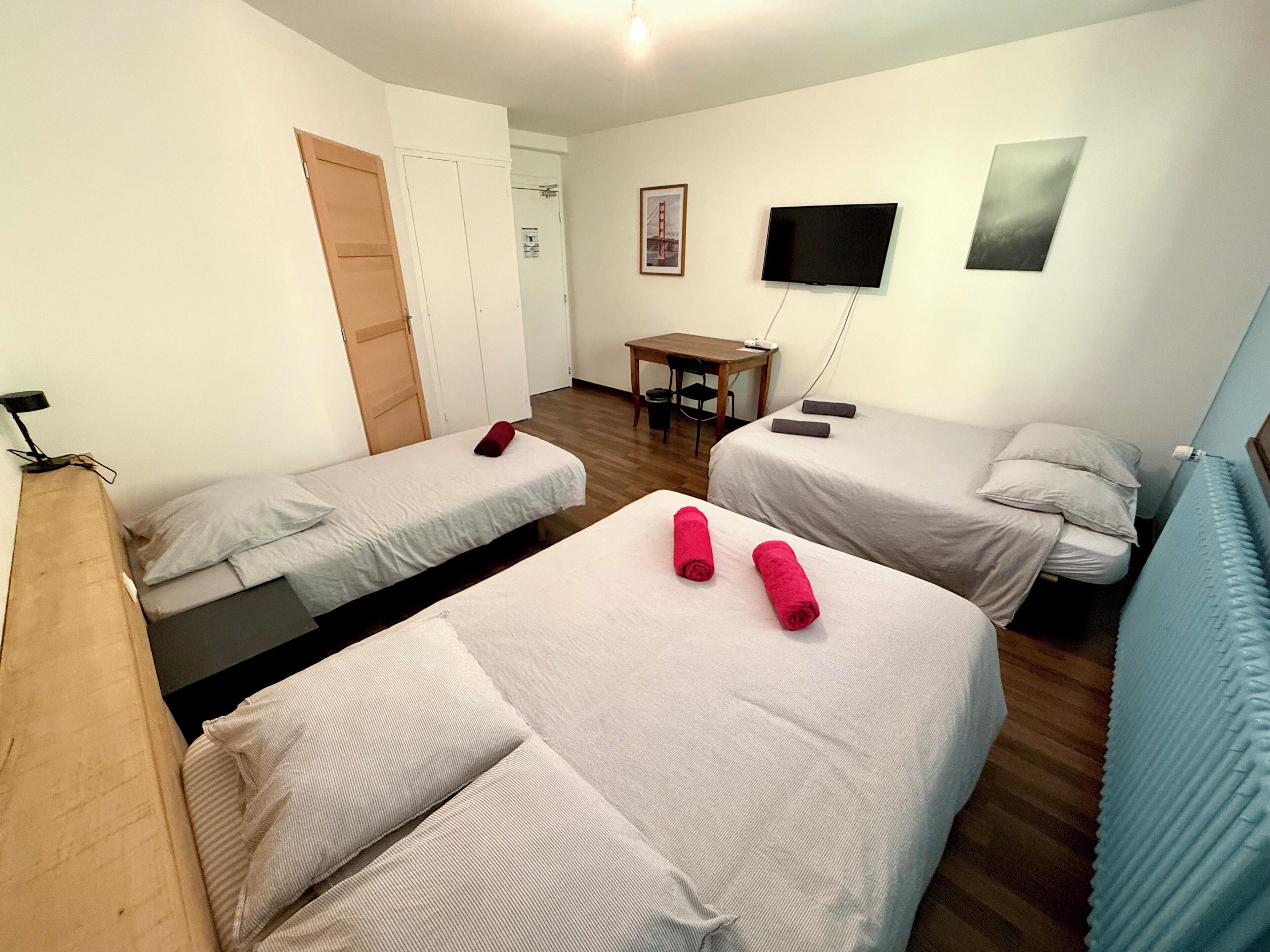 Familierom | Individuelt innredet, skrivebord og skrivebord for bærbar PC