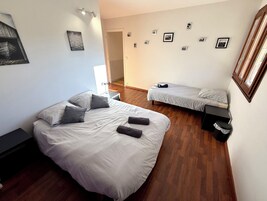 Quarto triplo conforto | Escrivaninha, espaço de trabalho para notebook, Wi-Fi de cortesia