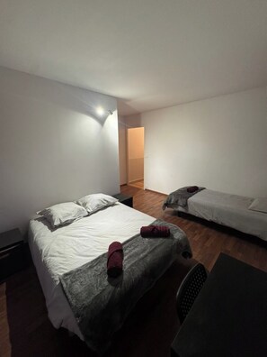 Pancuran mandi, tuala disediakan, sabun, tisu tandas 