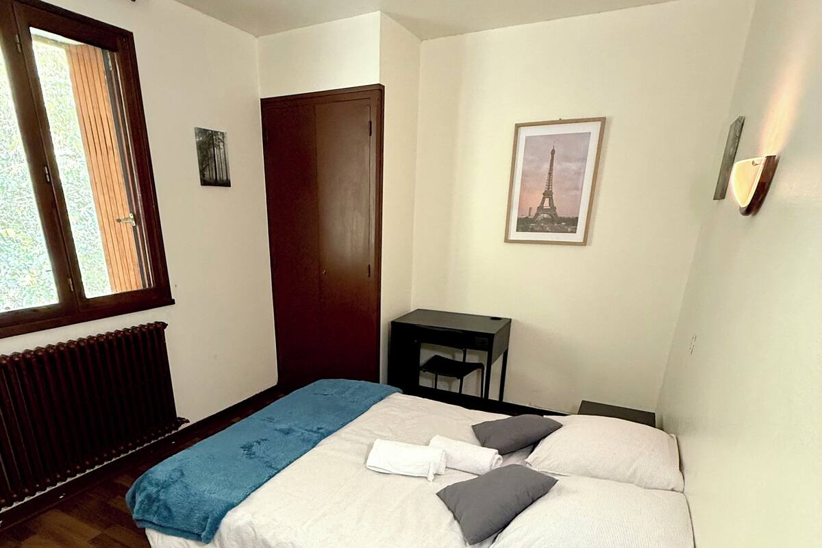 Individually furnished, desk, laptop workspace, free WiFi