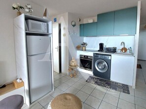 Réfrigérateur, four à micro-ondes, un four, surface de cuisson
