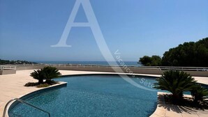 Una piscina con vistas despejadas al mar y a la costa distante.