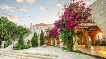 Beit El Anater - Private Terrace and Plunge Pool | Näkymä puutarhaan