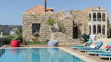 Sæsonbestemt udendørs pool