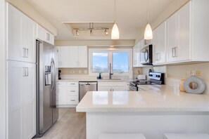 Fridge, microwave, oven, stovetop - Stunning Home w/Ocean-Mountain Views in East Oahu Serene Family Vacation (Honolulu)