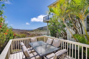 Outdoor dining - Stunning Home w/Ocean-Mountain Views in East Oahu Serene Family Vacation (Honolulu)