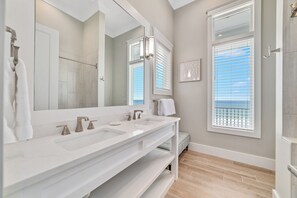 Ensemble douche/baignoire, sèche-cheveux, serviettes fournies