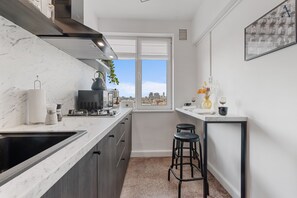 Executive Apartment | Private kitchen | Full-sized fridge, microwave, dishwasher, electric kettle - 1BDR Apartment Perla Sky (Bucharest)