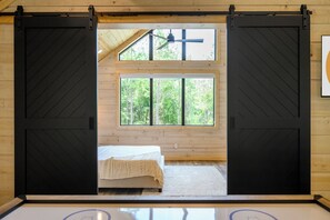 6 bedrooms, free WiFi, bed sheets, wheelchair access