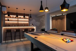 Bar (on property) - Luxury 5-bedroom villa with heated pool, billiard, cinema room, sea views (Podstrana)