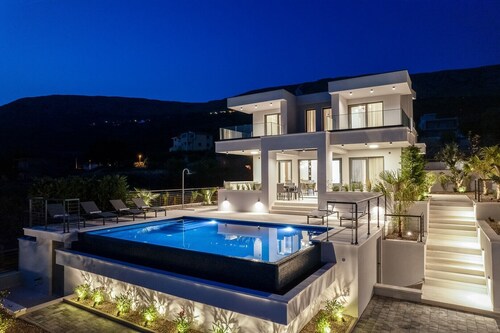 Stylish property with heated 32sqm private pool, 5 bedrooms, 5 bathrooms, 1km from the beach