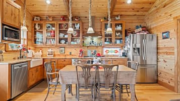 Nhà, 3 phòng ngủ | Bếp riêng | Tủ lạnh, lò nướng, dụng cụ pha cà phê/trà