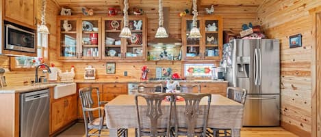 House, 3 Bedrooms | Private kitchen