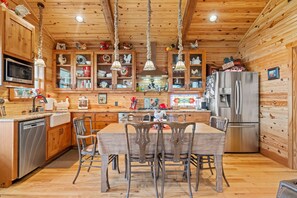 House, 3 Bedrooms | Private kitchen | Fridge, oven, coffee/tea maker