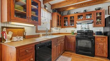 House, 3 Bedrooms | Private kitchen | Fridge, oven, coffee/tea maker