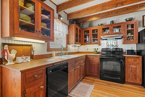 House, 3 Bedrooms | Private kitchen | Fridge, oven, coffee/tea maker