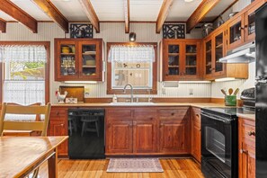 House, 3 Bedrooms | Private kitchen | Fridge, oven, coffee/tea maker