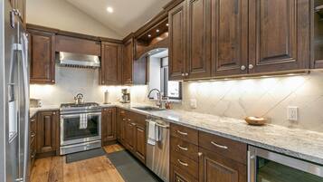 Byhus, 3 soverom | Eget kjøkken | Kjøleskap, ovn, kaffetrakter/tekoker og brødrister