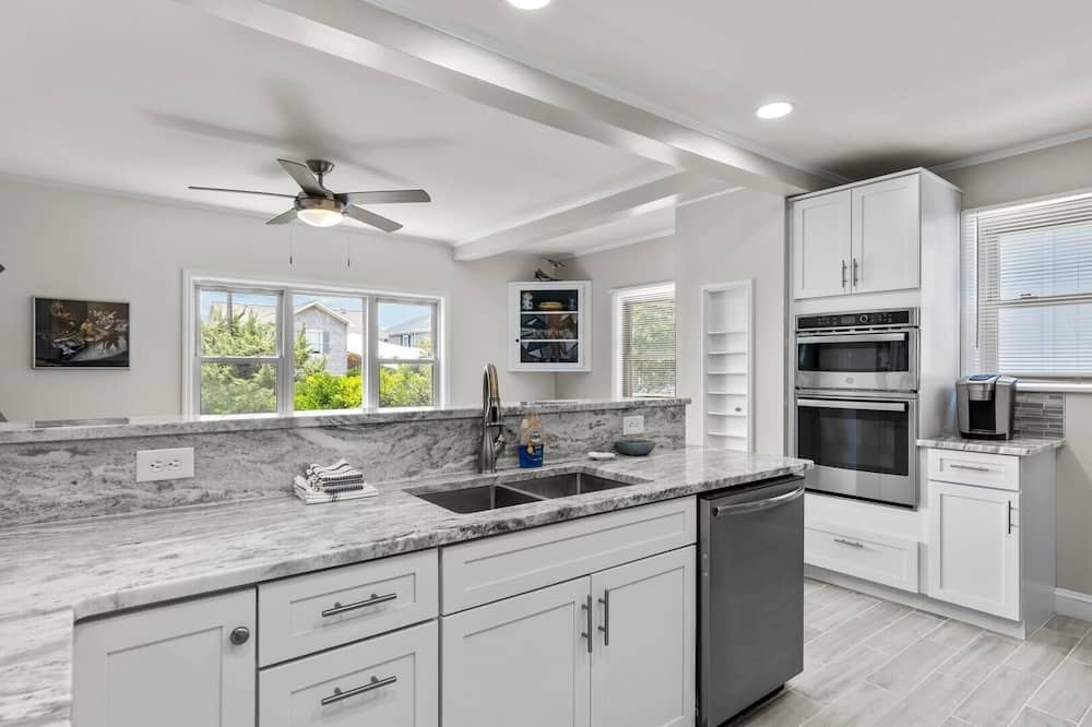 The Gray Whale Cottage 2 Bedroom Home by RedAwning - Beaufort, NC