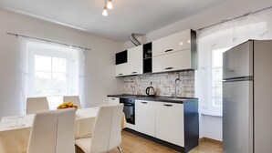 Wasserkocher mit Kaffee-/Teezubehör, Kühlschrank, Mikrowelle, Ofen