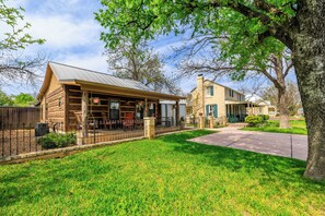 Exterior - Amoroso Cottage - Country-Chic Fredericksburg - one mile from downtown (Fredericksburg)